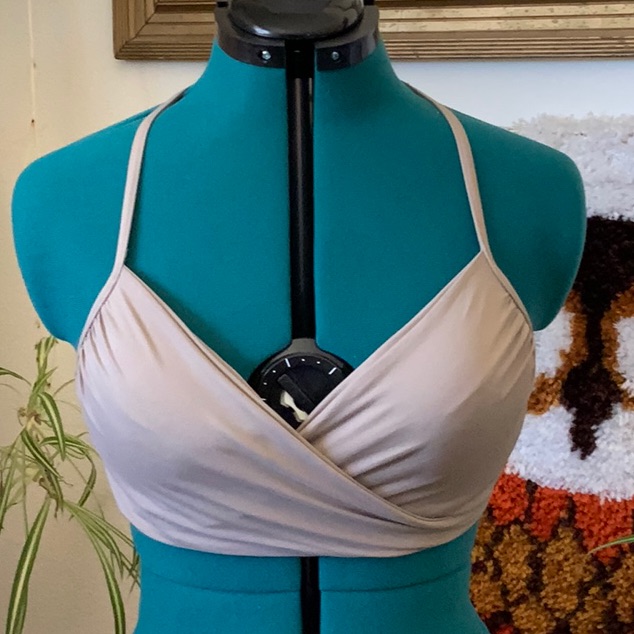Carmen Marc Valvo Underwire Bikini Top, Padded For Support. Size M Cream, Tan